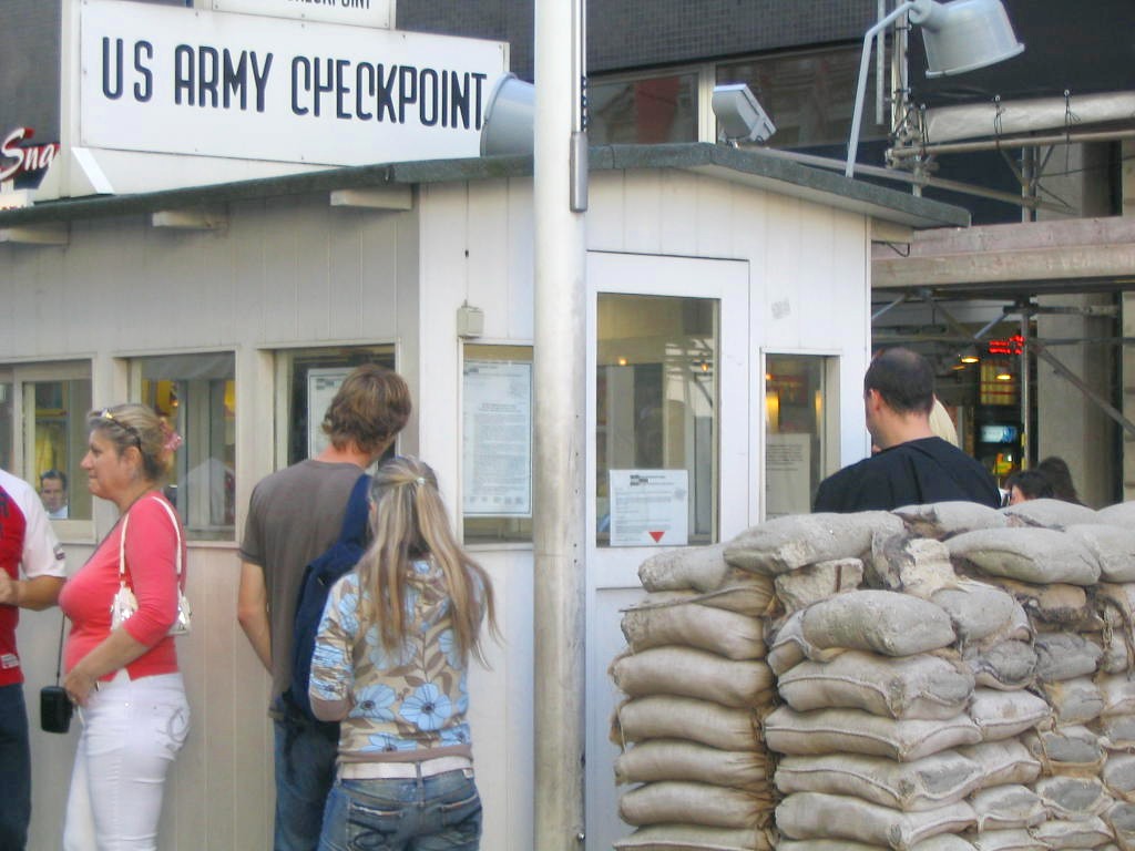 Nachbau des Pförtnerhäuschens am Checkpoint Charlie